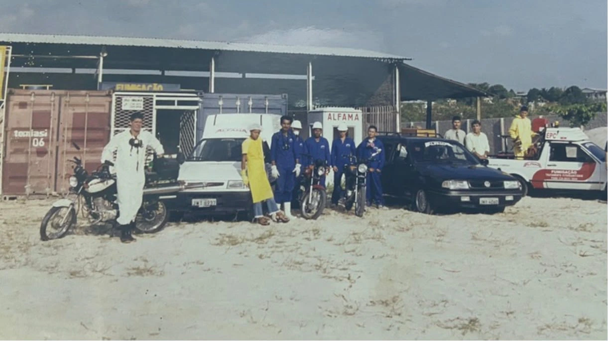 Equipe e veículos da Alfama em frente às instalações da empresa em 2003